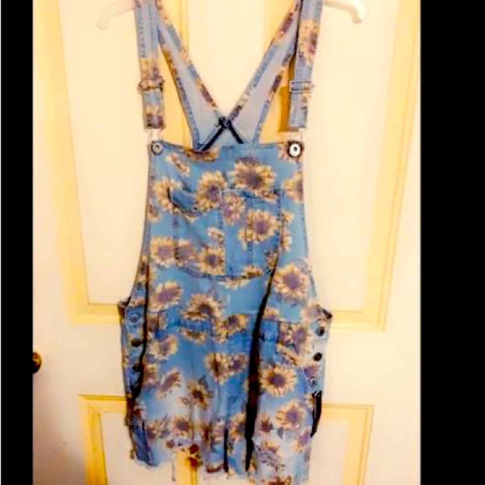 Plus size Sunflower overall shorts. 🌞 🌻